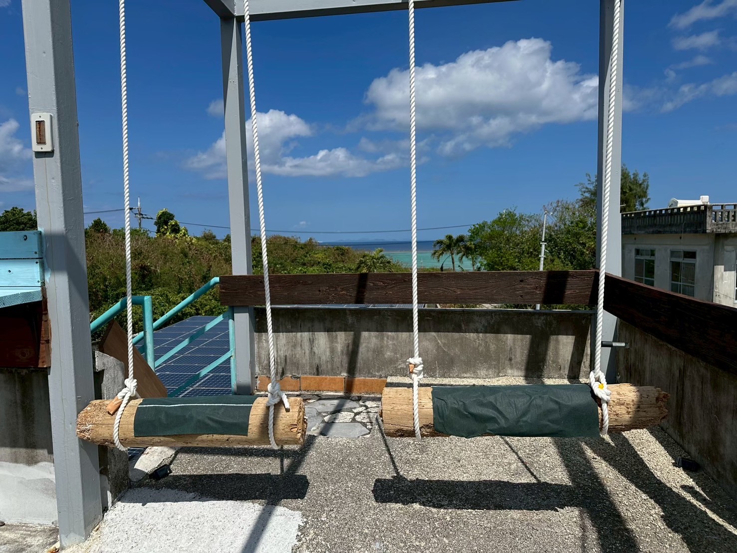 海の見えるブランコ